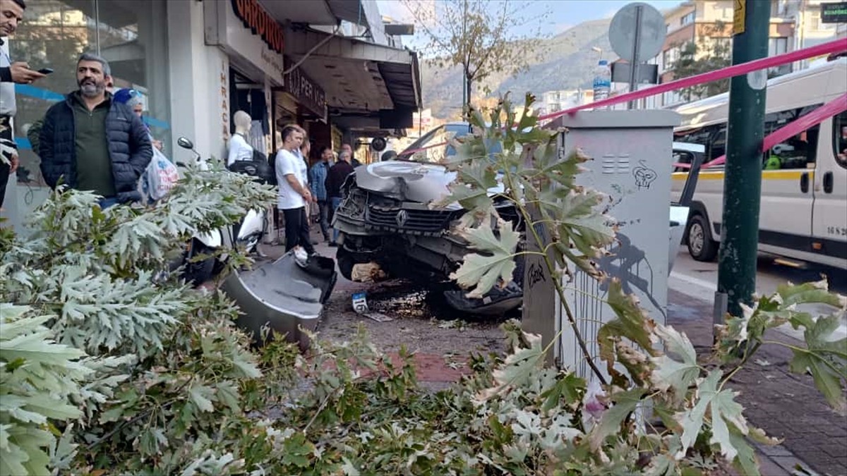 Bursa'nın Osmangazi ilçesinde bir otomobil, Atatürk Caddesi’nde yolun karşısına geçmeye çalışan...