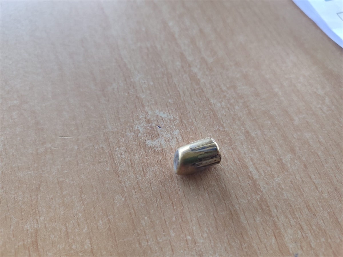 Bursa'nın Osmangazi ilçesindeki Demirtaş-Panayır minibüs duraklarının bekleme alanındaki çatıya...