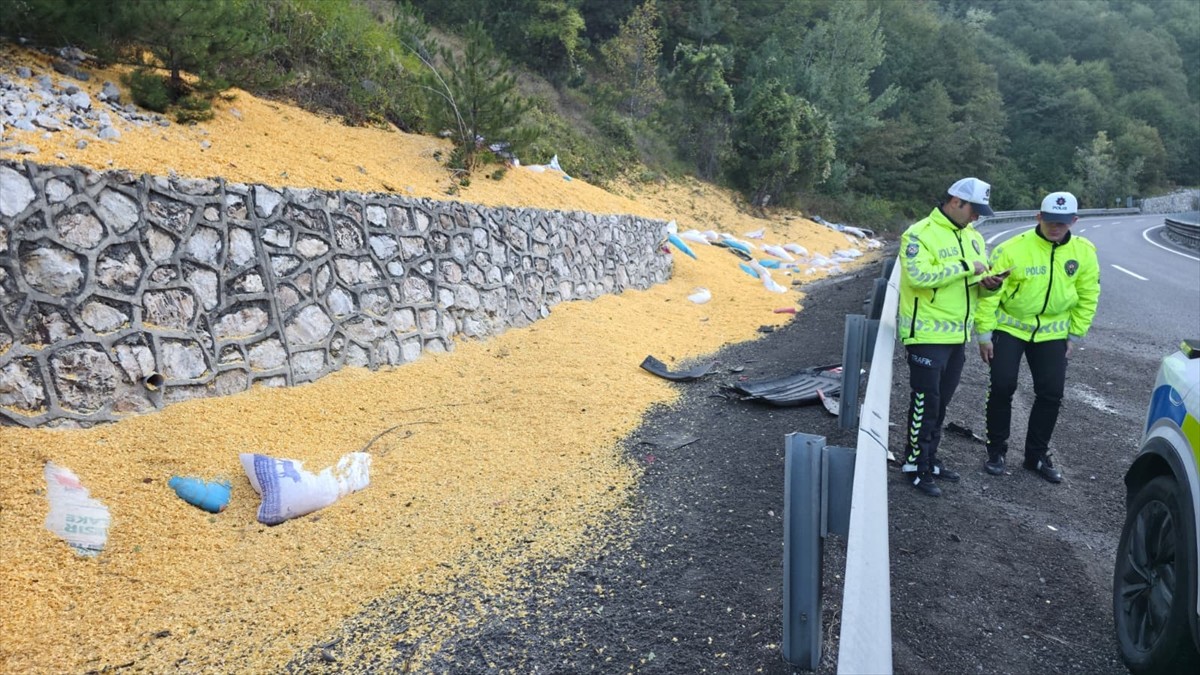 Bursa’nın İnegöl ilçesinde hayvan yemi yüklü tırın devrilmesi sonucu 2 kişi ağır yaralandı. Tırda...
