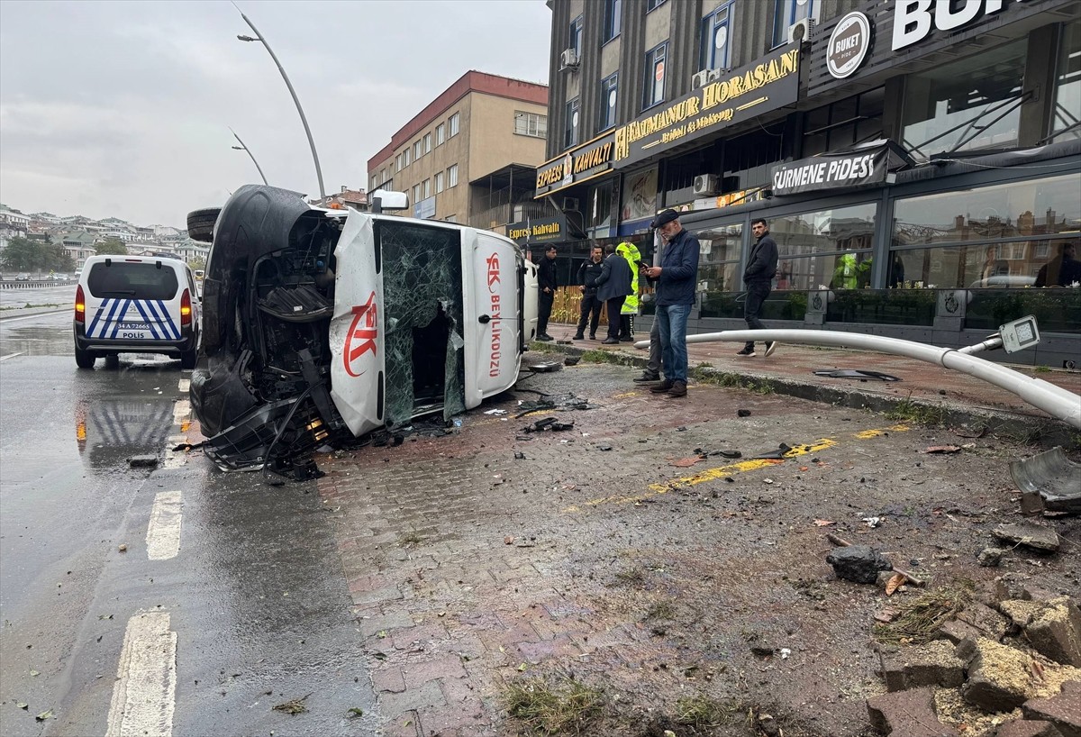 Büyükçekmece'de minibüsün devrilmesi sonucu 2 kişi yaralandı. Yaralılar sağlık ekiplerince...