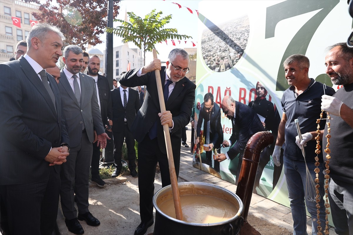 Çalışma ve Sosyal Güvenlik Bakanı Vedat Işıkhan, Mardin'in Ömerli ilçesinde belediye bahçesinde...