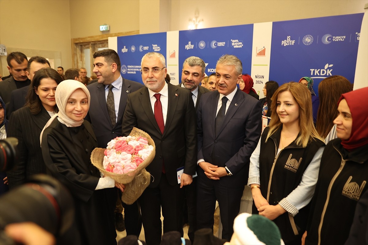 Çalışma ve Sosyal Güvenlik Bakanı Vedat Işıkhan, Merkez Artuklu ilçesindeki bir otelde düzenlenen...