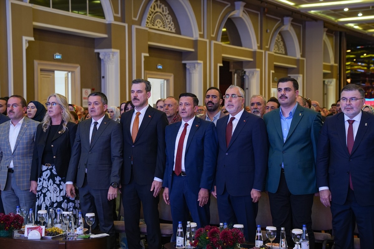 Çalışma ve Sosyal Güvenlik Bakanı Vedat Işıkhan (sağ 3), İzmir'in Narlıdere ilçesindeki bir otelde...