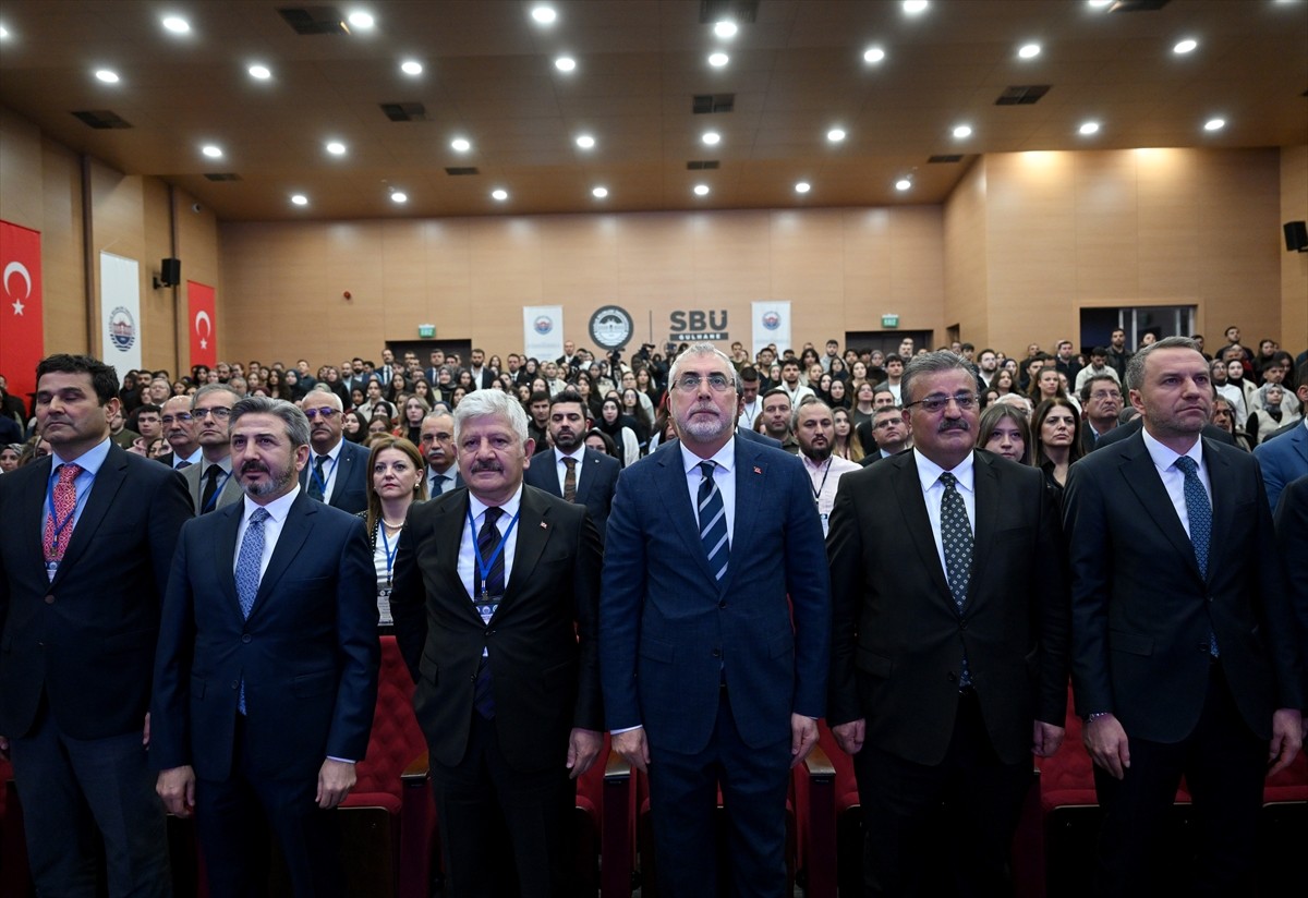 Çalışma ve Sosyal Güvenlik Bakanı Vedat Işıkhan (sağ4), Sağlık Bilimleri Üniversitesi'nde...