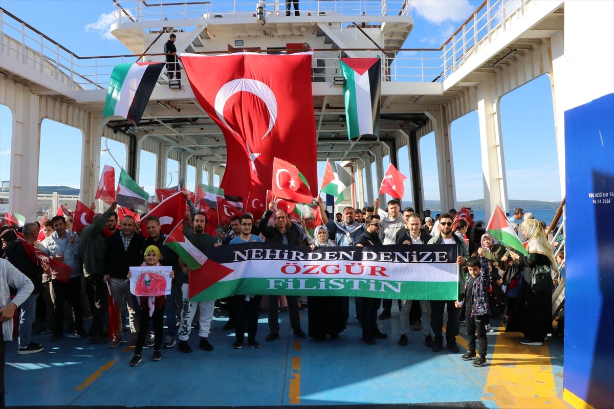 Çanakkale'de, Türk ve Filistin bayraklarıyla denize açılan tekneler, Gazze'ye insani yardım...