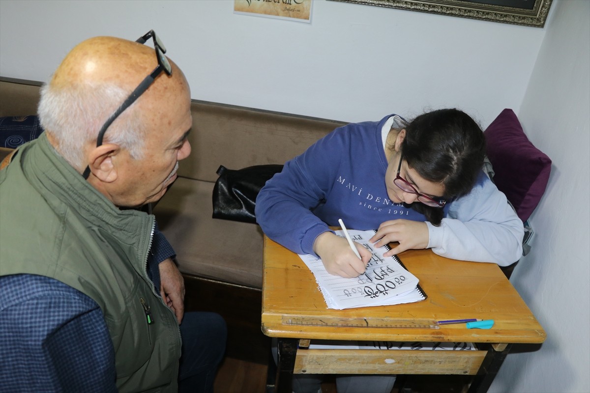 Çankırı'da yaşayan emekli öğretmen Durmuş Gümüş, öğrencilerine örnek olsun diye başladığı...