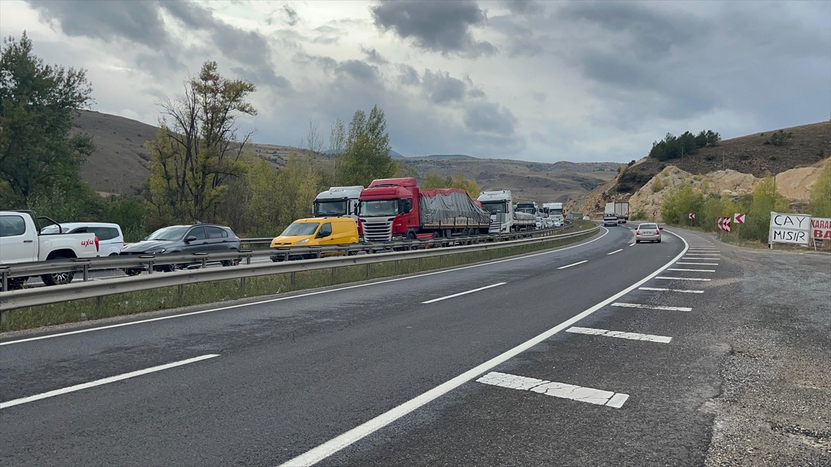 Çankırı'nın Çerkeş ilçesinde meydana gelen trafik kazaları, İstanbul-Samsun kara yolunda ulaşımda...