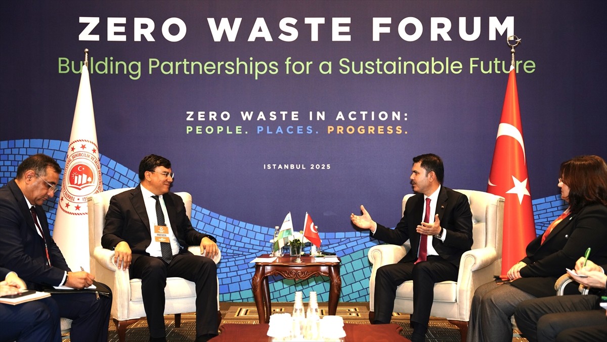 Çevre Şehircilik ve İklim Değişikliği Bakanı Murat Kurum (sağda), Sıfır Atık Forumu kapsamında...