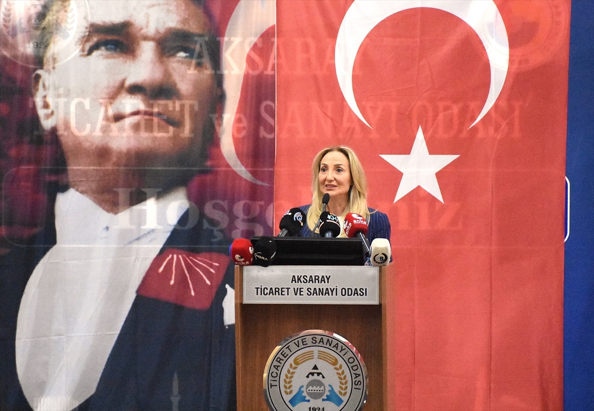 CHP Genel Başkan Yardımcısı Aylin Nazlıaka (sol 2), Aksaray'da partisinin Merkez İlçe 14. Olağan...