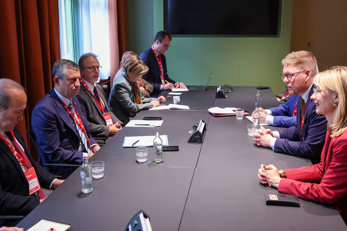 CHP Genel Başkanı Özgür Özel, Hollanda'nın başkenti Amsterdam'da düzenlenen Avrupa Sosyalist...