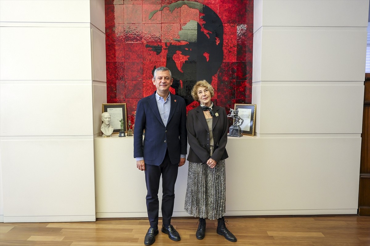 CHP Genel Başkanı Özgür Özel, partiye üye olan yazar Ayşe Kulin'i kabul etti.