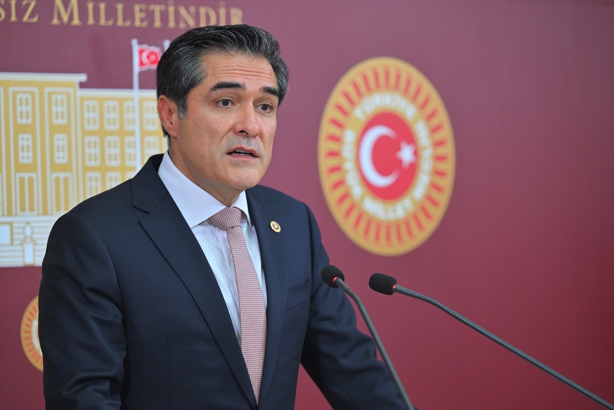 CHP Rize Milletvekili Tahsin Ocaklı, TBMM'de basın toplantısı düzenledi.