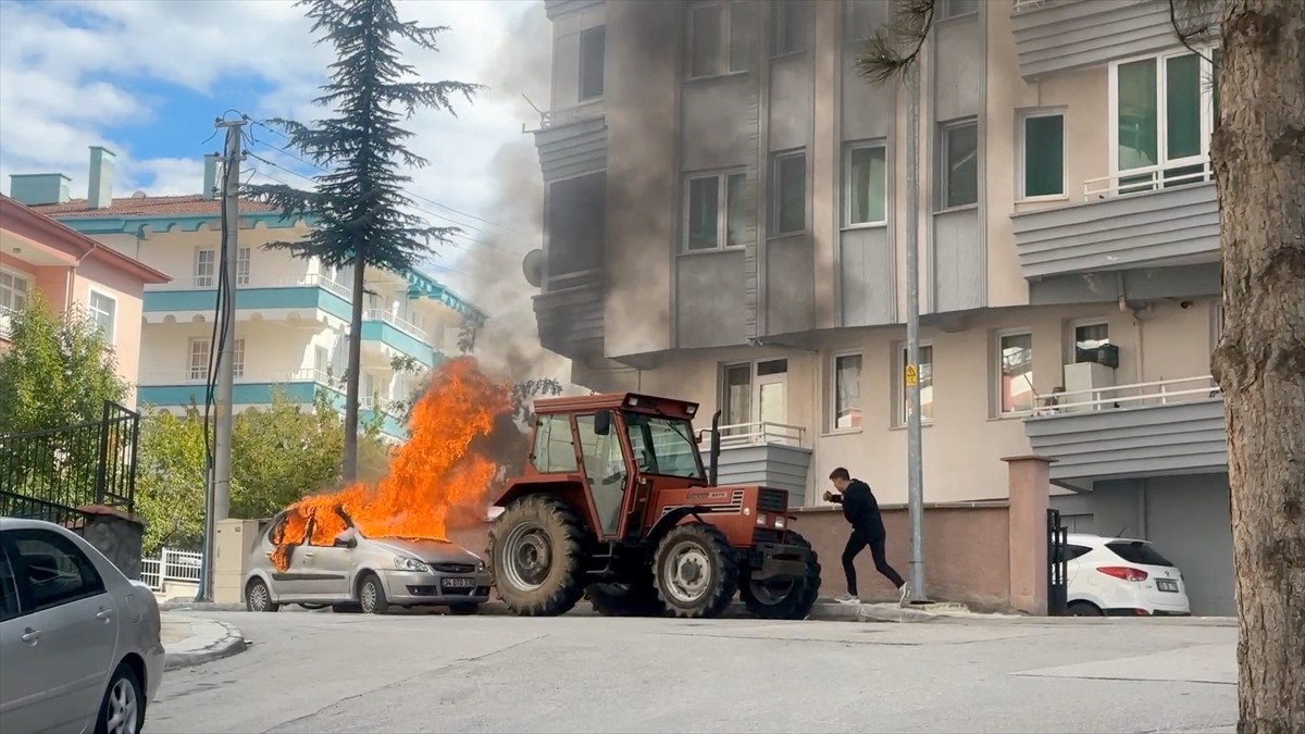 Çorum'da, bir kadın dini nikahla birlikte yaşadığı kişinin otomobilini ateşe vererek...