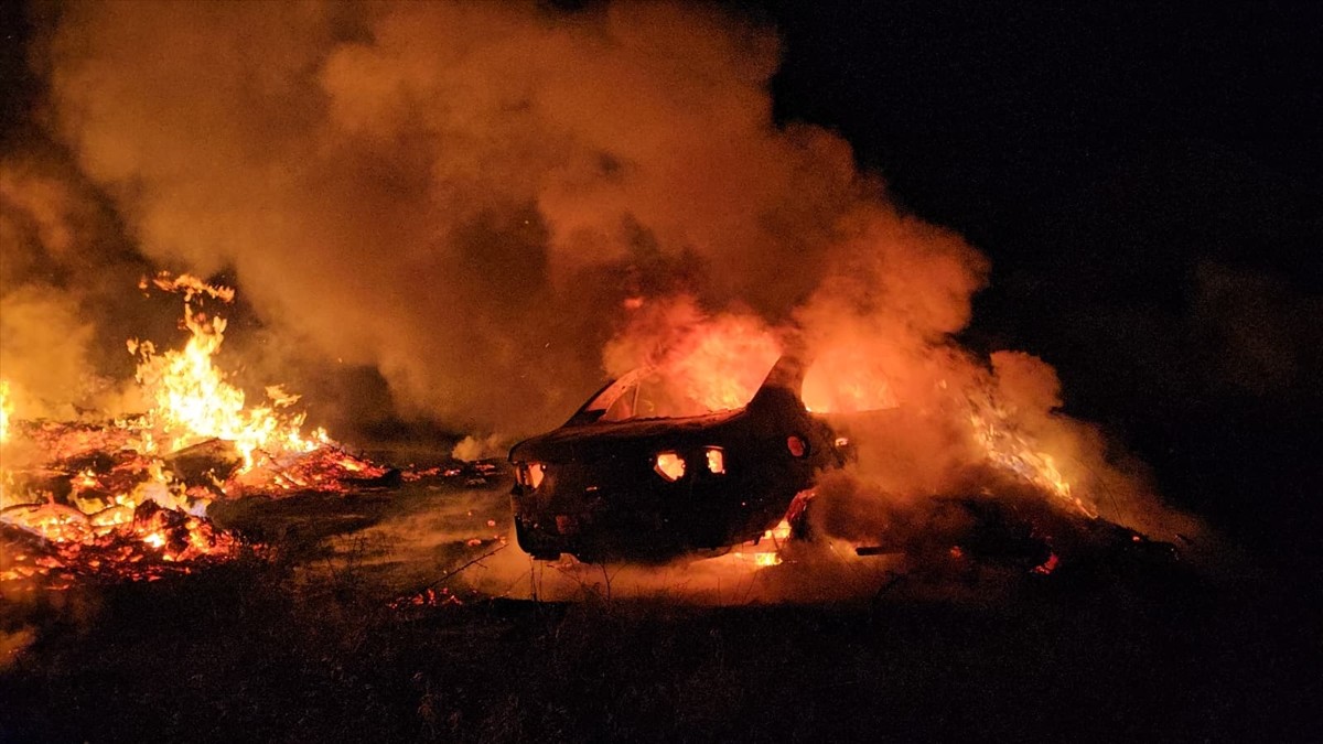 Çorum'da seyir halindeki otomobilde çıkan ve atık malzemelere sıçrayarak büyüyen yangın...