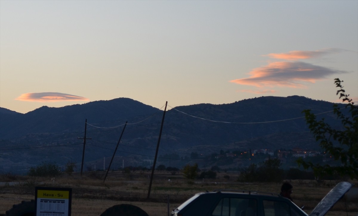 Çorum'un Dodurga ilçesi semalarında mercek bulutu oluştu.