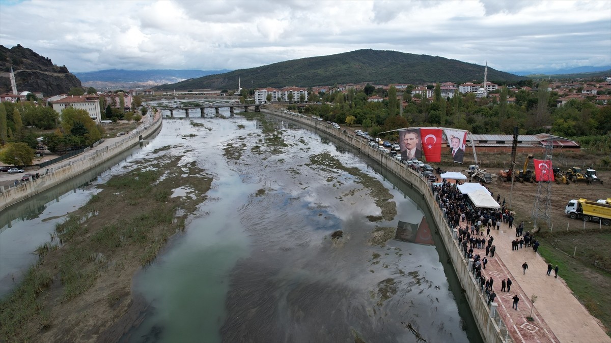 Çorum'un Osmancık ilçesinde Kızılırmak Nehri'ne inşa edilecek şişme kauçuk savak projesinin temeli...