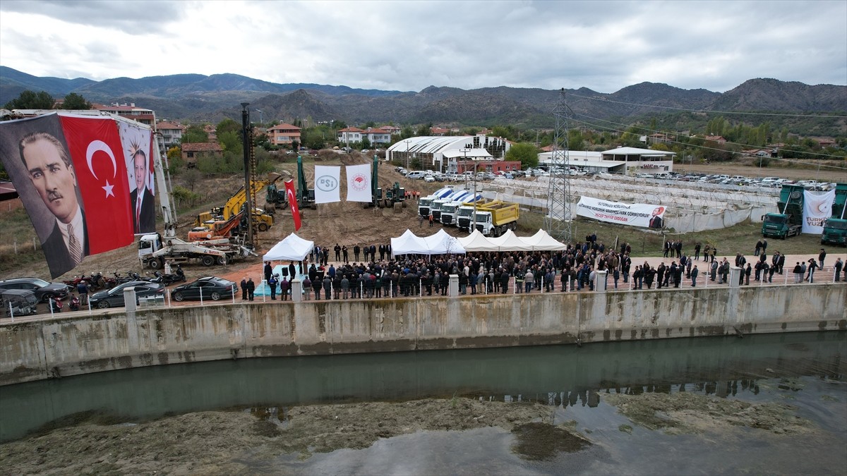 Çorum'un Osmancık ilçesinde Kızılırmak Nehri'ne inşa edilecek şişme kauçuk savak projesinin temeli...