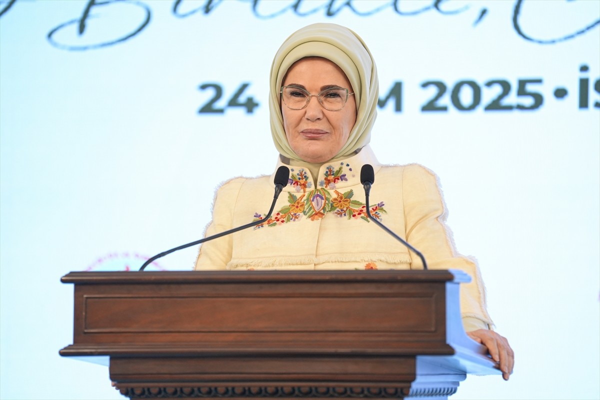 Cumhurbaşkanı Erdoğan'ın eşi Emine Erdoğan, Siirt Vakfı himayesinde Sultangazi Belediyesi Nikah...