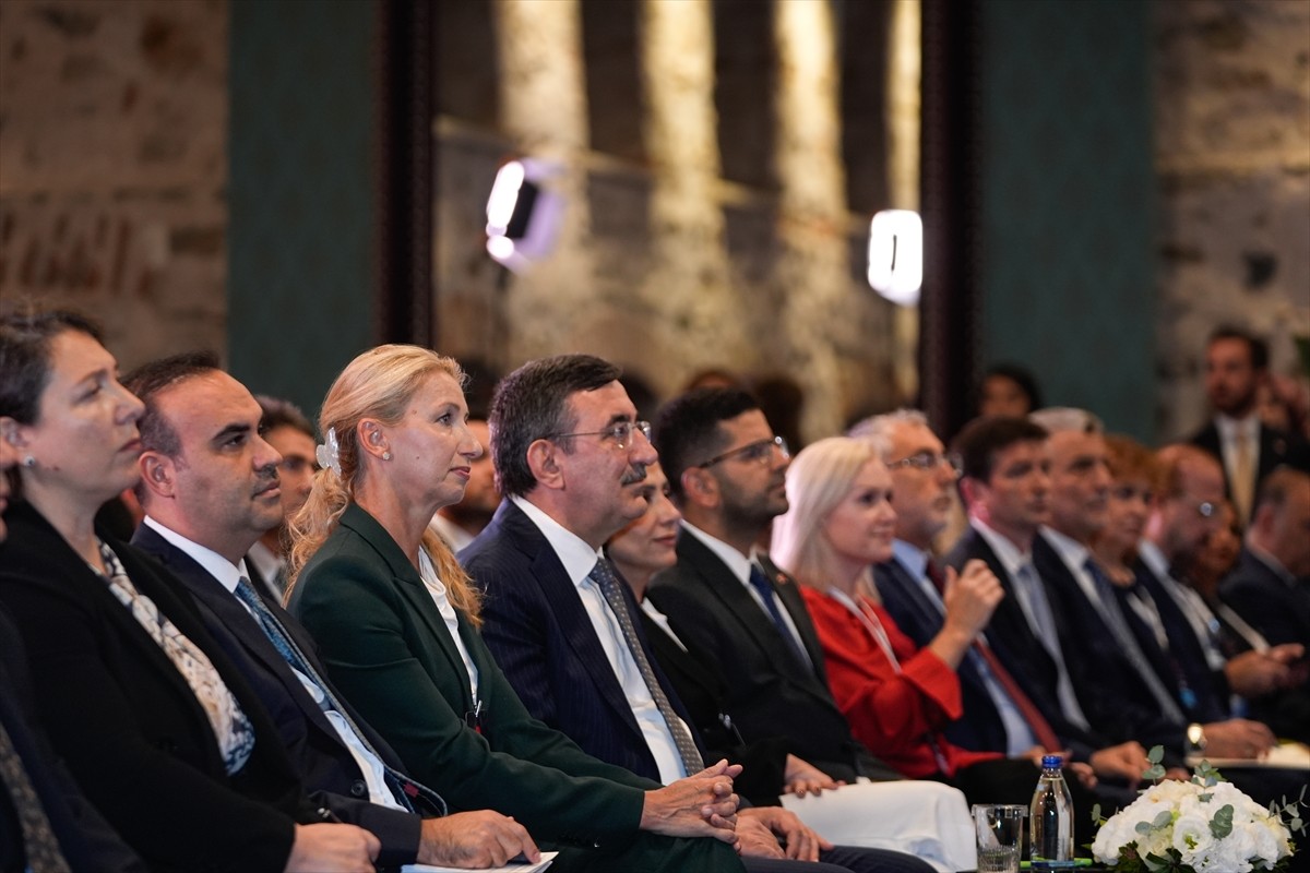 Cumhurbaşkanı Yardımcısı Cevdet Yılmaz, Cumhurbaşkanlığı Dolmabahçe Çalışma Ofisi'nde...