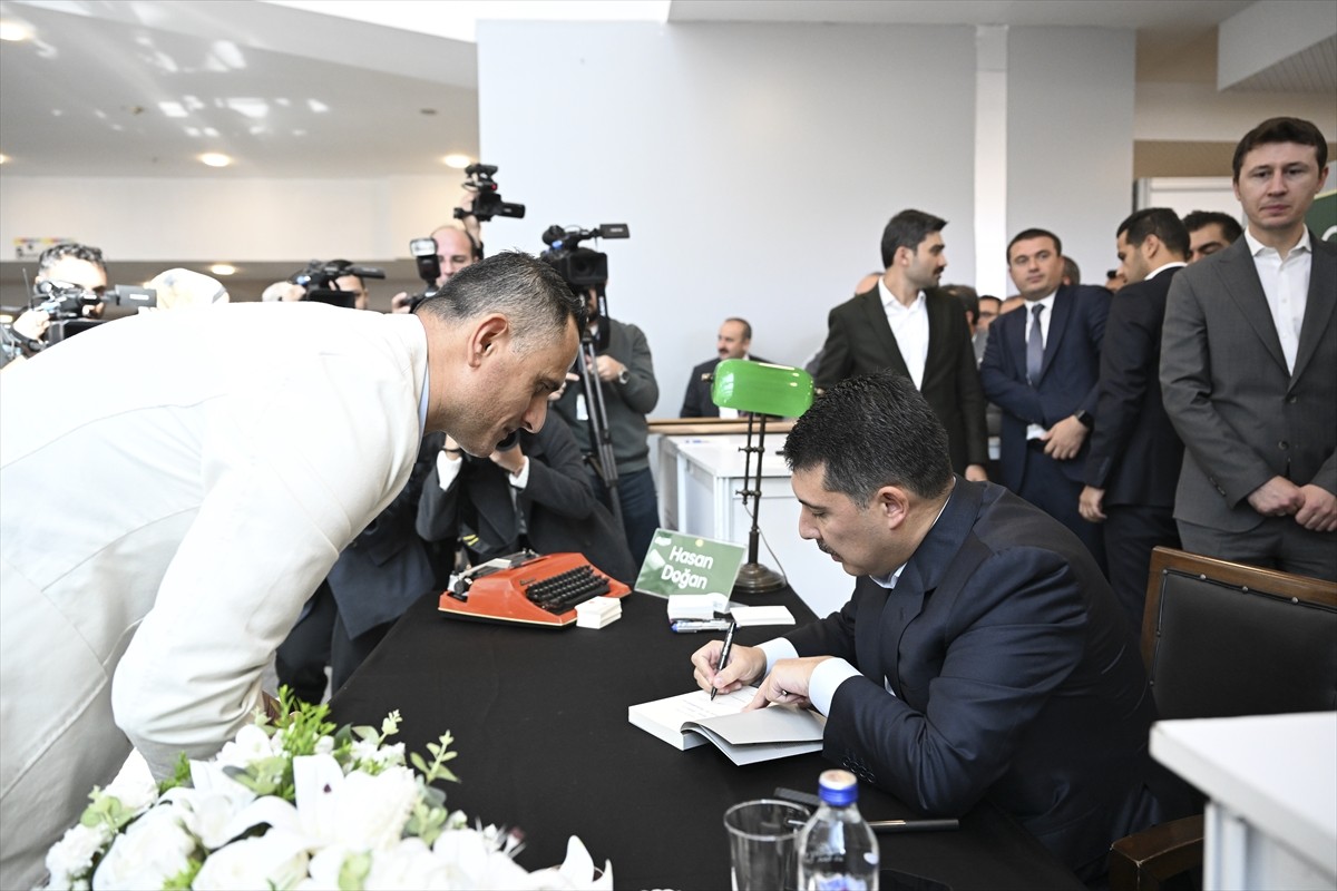 Cumhurbaşkanlığı Özel Kalem Müdürü Prof. Dr. Hasan Doğan, 22. Ankara Kitap Fuarı'nda kitaplarını...