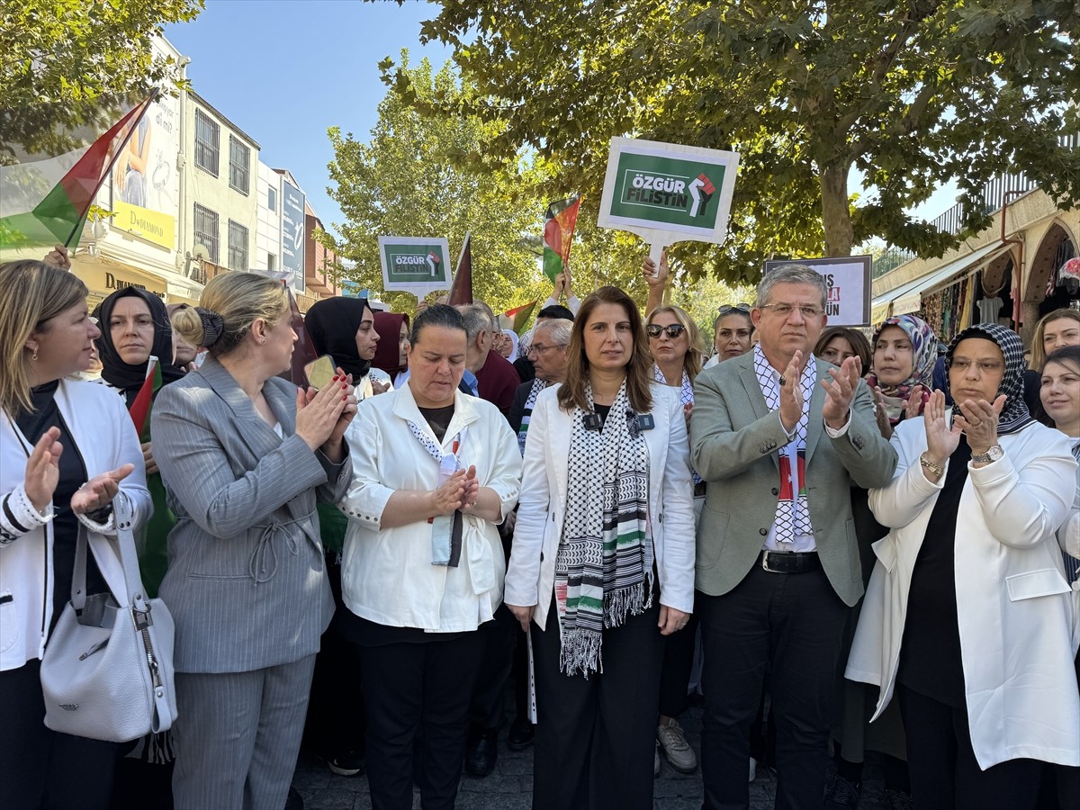 Denizli'de Bayramyeri Meydanı'nda AK Parti İl Kadın Kolları tarafından "Gazze için Sessiz Çığlık"...