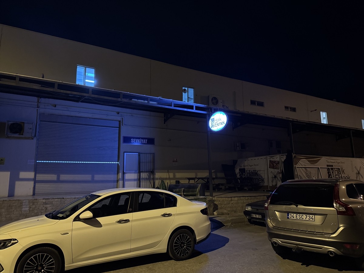 Denizli'nin Merkezefendi Belediyesine ait halk ekmek fabrikasında fare gezdiği ileri sürülen...