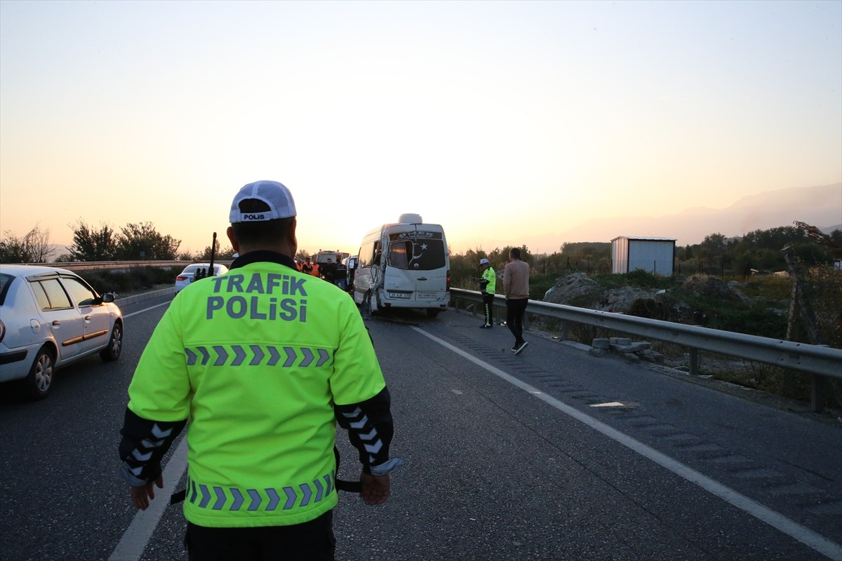 Denizli'nin Pamukkale ilçesinde kamyonun çarptığı minibüsteki 1 kişi hayatını kaybetti.
