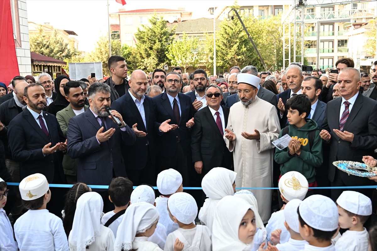Diyanet İşleri Başkanı Prof. Dr. Safi Arpaguş, Eyüpsultan'da bir hayırseverin yaptırdığı Cennet...