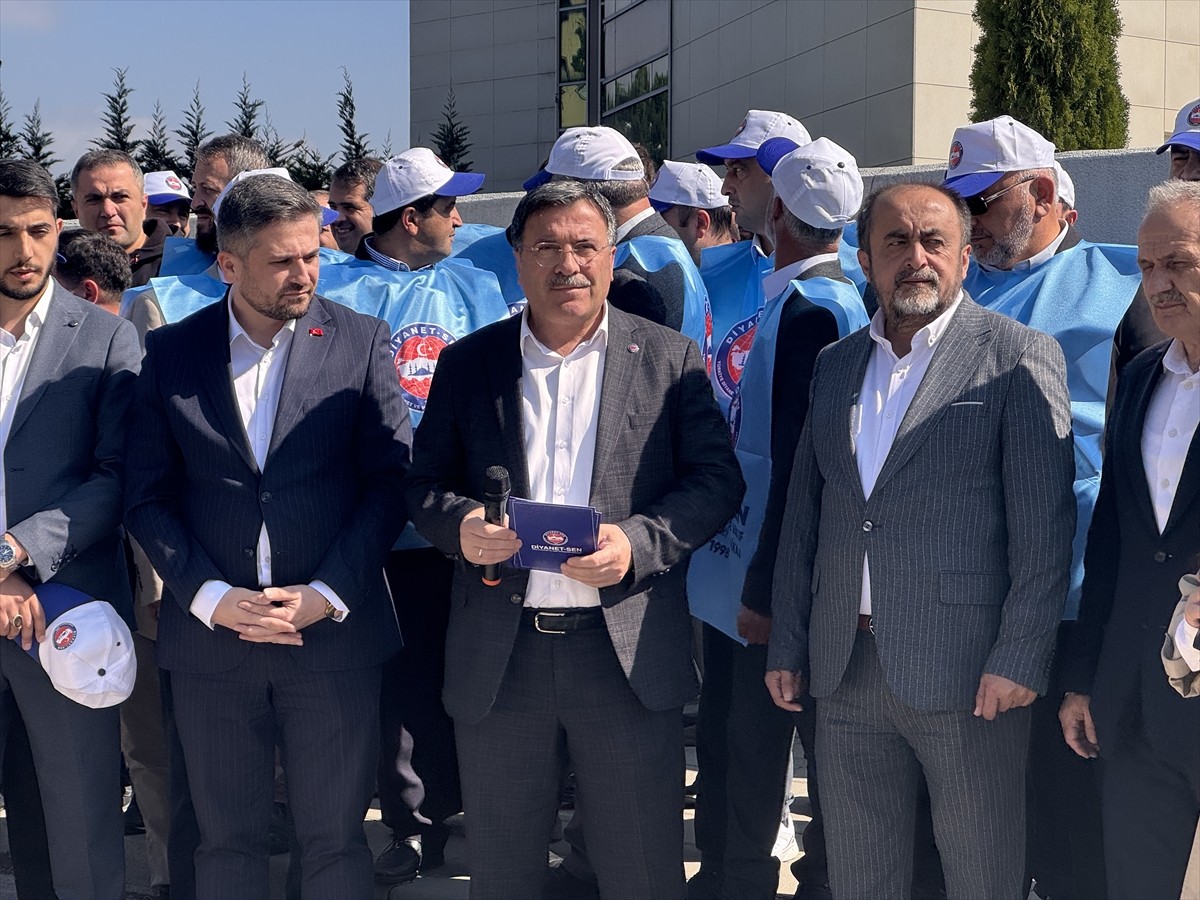 Diyanet-Sen Genel Başkanı Ali Yıldız (ortada), Bolu Adliyesi önünde Bolu'nun Mengen ilçesinde...