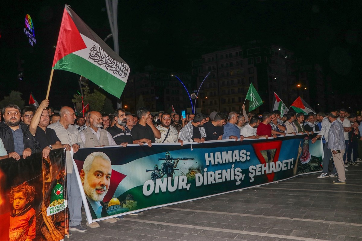 Diyarbakır'da ablukayı kırmak ve insani yardım ulaştırmak amacıyla Gazze'ye doğru yol alan Küresel...