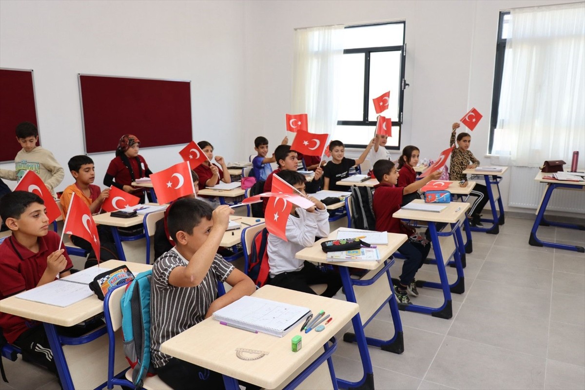 Diyarbakır'da jandarma ekipleri, 29 Ekim Cumhuriyet Bayramı dolayısıyla Eğil ilçesindeki...