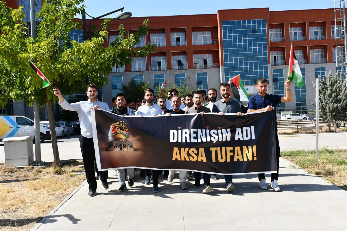 Diyarbakır, Şırnak ve Batman'da üniversite öğrencileri tarafından İsrail'in Gazze'ye yönelik...
