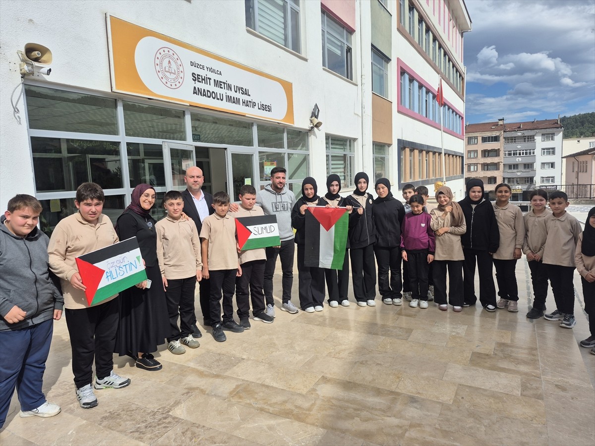 Düzce'nin Yığılca ilçesinde öğrenciler, Gazze'ye insani yardım ulaştırmak için yola çıkan ve...