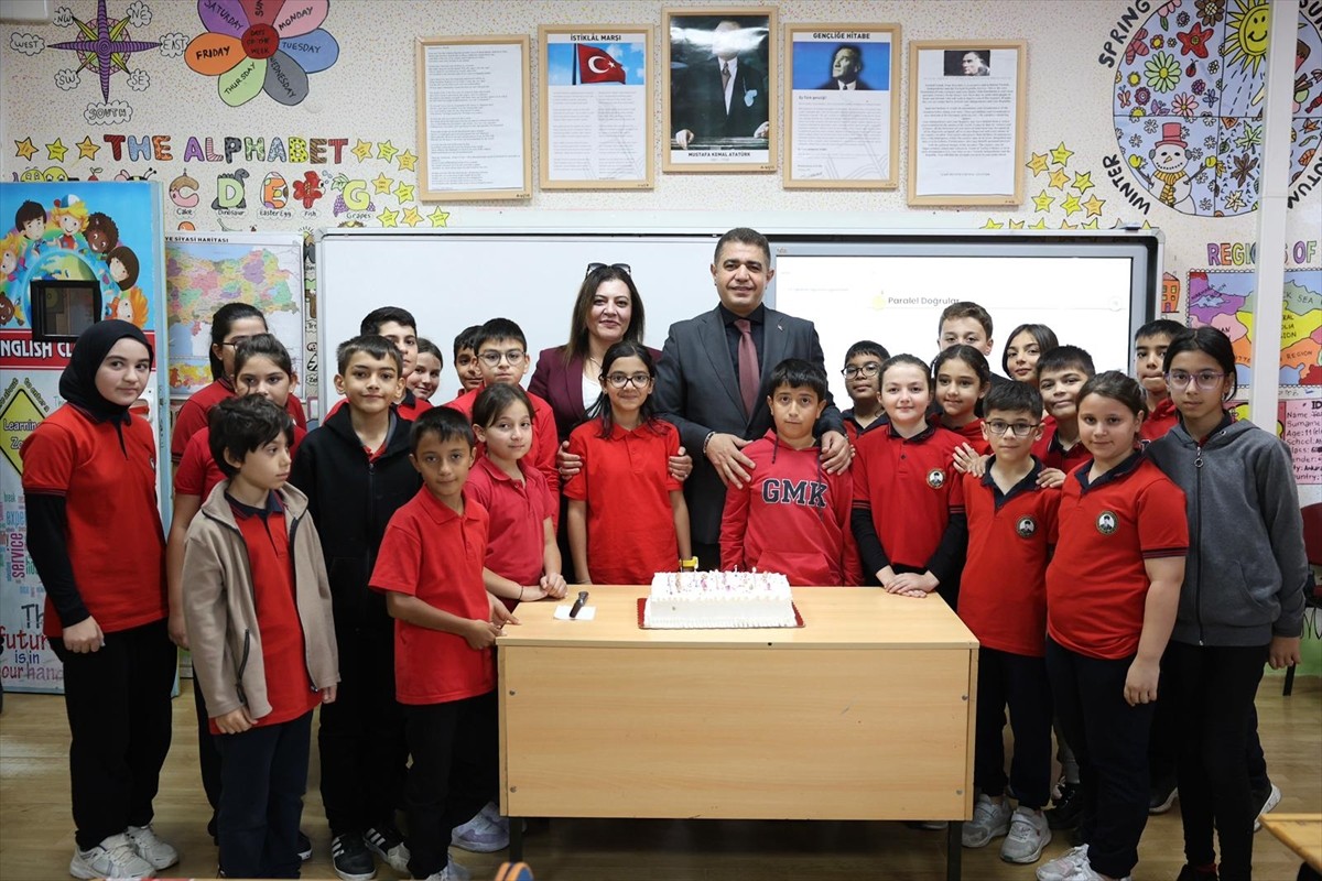 Düzce Valisi Selçuk Aslan, Gazi Mustafa Kemal Ortaokulu 5. sınıf öğrencisi Alper Cinel'in, sınıf...