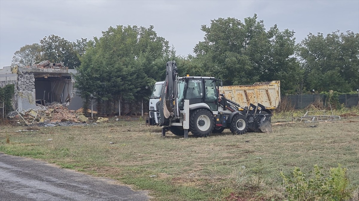 Edirne'de askeri kışlanın mühimmat deposu yanına yapılan ruhsatsız villanın belediye ekiplerince...