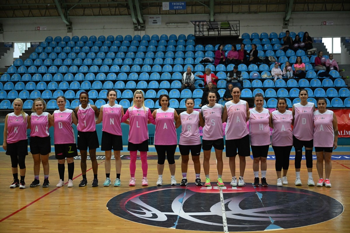 Edirne'de kadınlar, basketbol maçı ile meme kanserine karşı farkındalık oluşturdu. Edirne DSİ...