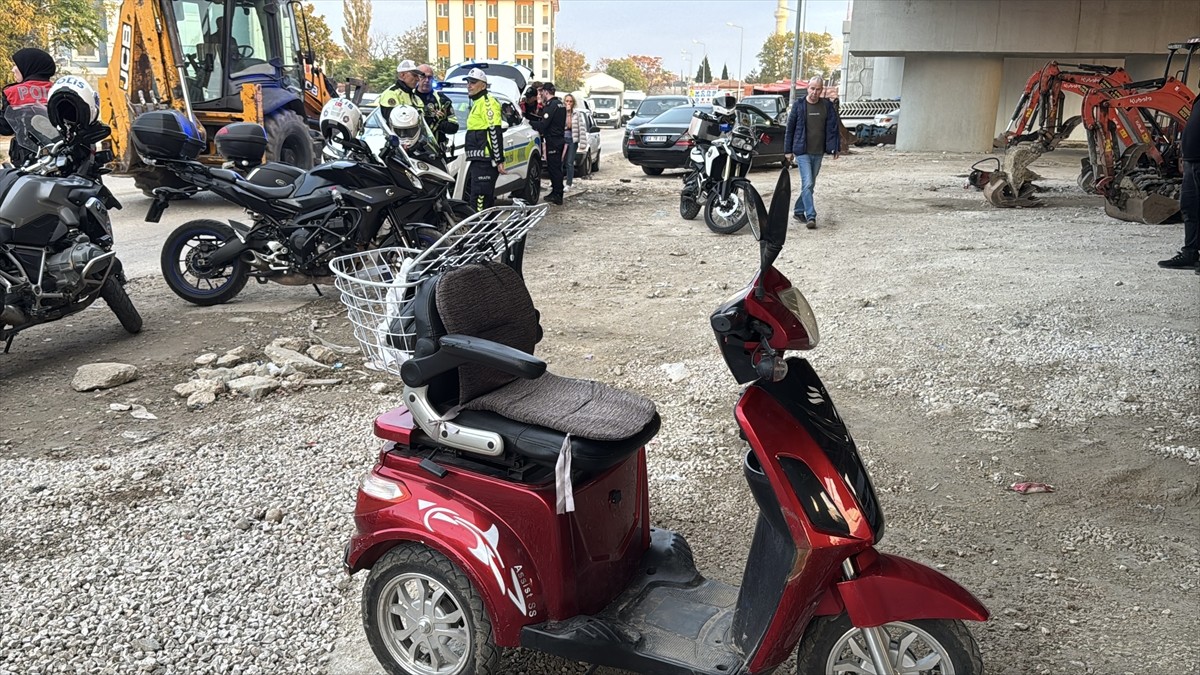 Edirne'de otomobille çarpışan elektrikli bisikletin sürücüsü ağır yaralandı.