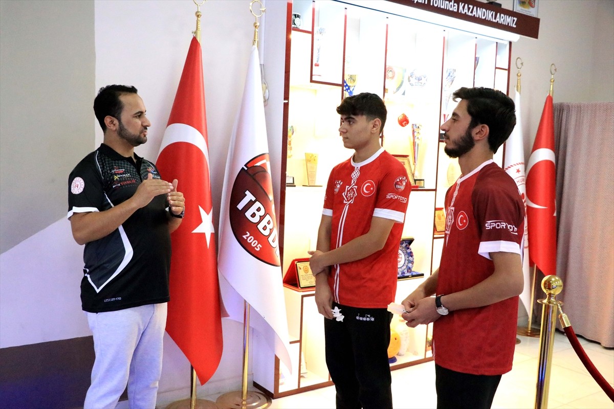 Elazığlı milli dartçılar Bedirhan Nas ve Mahmut Demir, Slovakya'da düzenlenecek Dünya Elektronik...