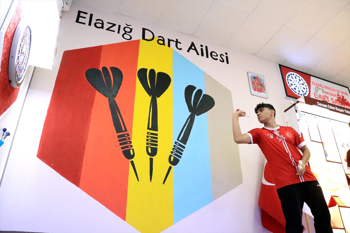 Elazığlı milli dartçılar Bedirhan Nas ve Mahmut Demir, Slovakya'da düzenlenecek Dünya Elektronik...