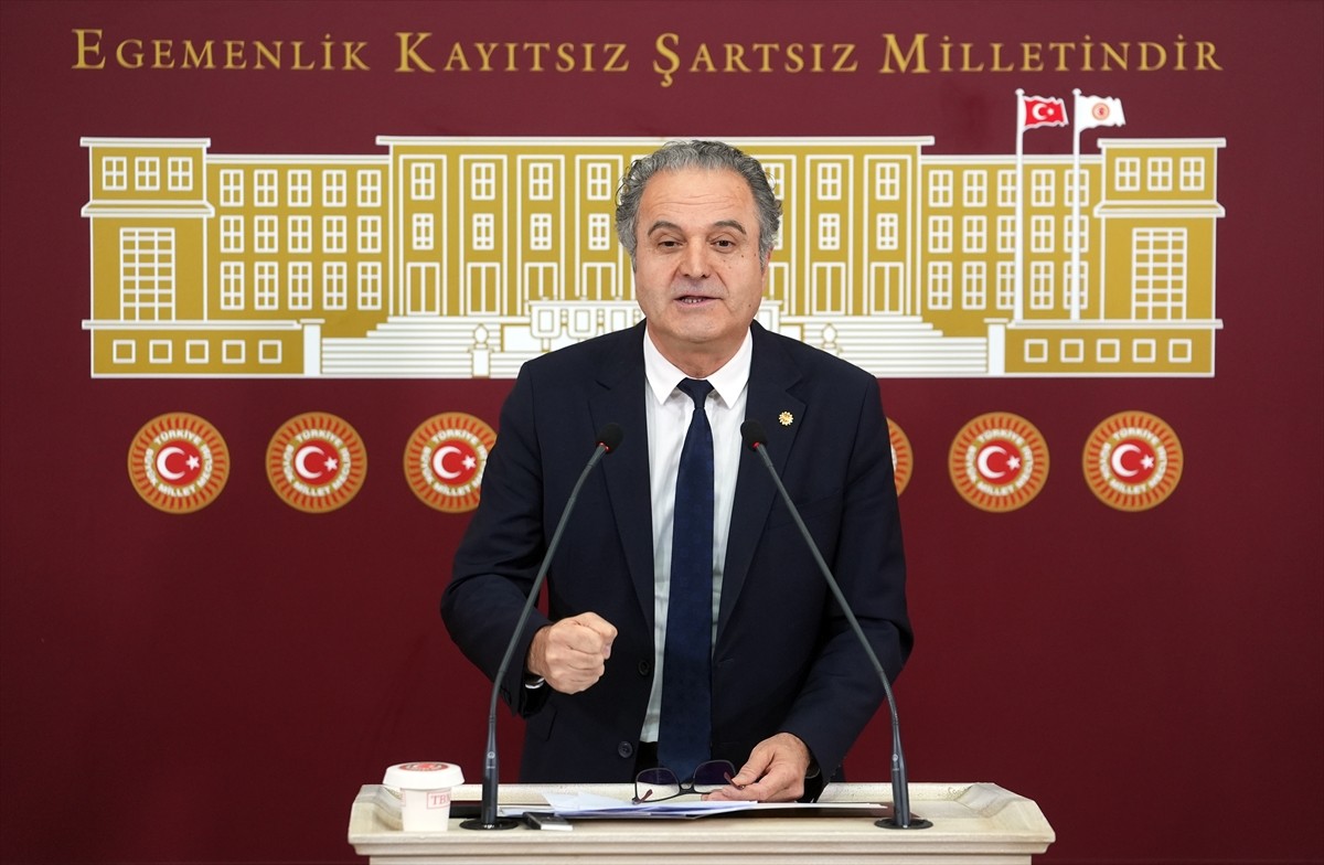 EMEP İstanbul Milletvekili İskender Bayhan, TBMM'de basın toplantısı düzenledi.