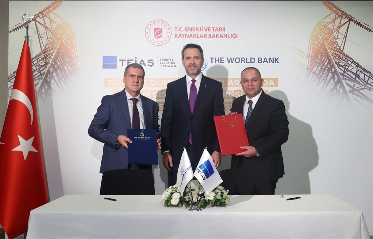 Enerji ve Tabii Kaynaklar Bakanı Alparslan Bayraktar (ortada), İstanbul Kongre Merkezi'nde...