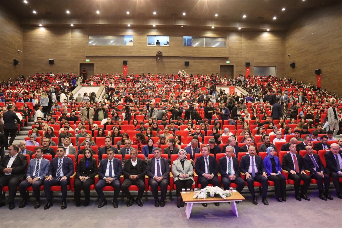 Erzincan'da eğitim gören 2 bin 351 üniversite ve lise öğrencisine valilik girişimiyle Erzincan...