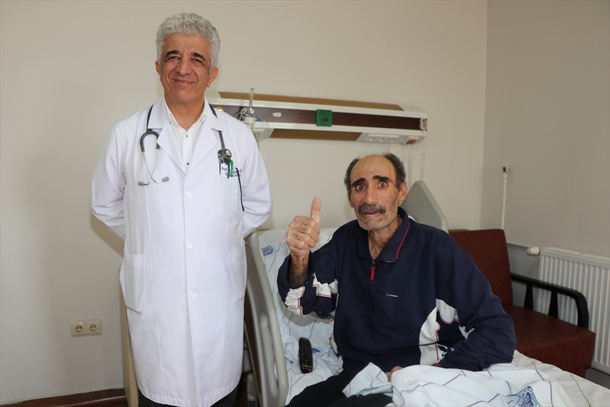 Erzurum'da 60 yaşındaki Giyasettin Şahin'in akciğerinden alınan karpuz büyüklüğündeki kitle 30...