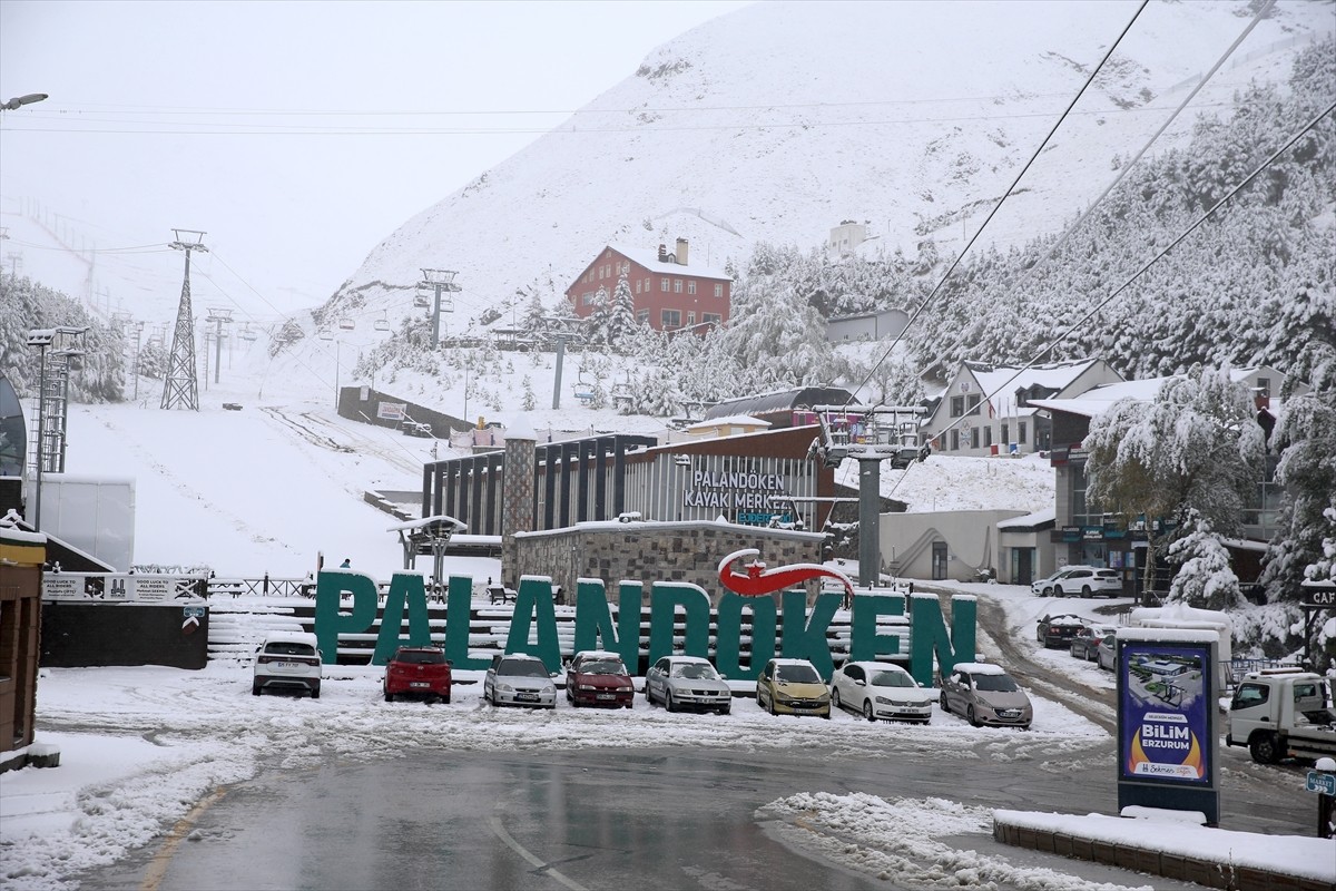 Erzurum'da gece başlayan ve sabaha kadar devam eden kar yağışı, şehir merkezini beyaza bürüdü....
