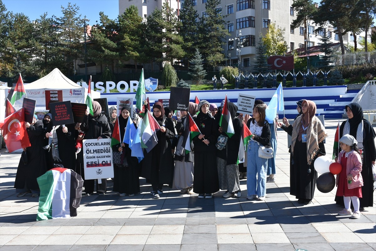 Erzurum'da hekimler ve sağlık çalışanları, İsrail'in Gazze'ye yönelik saldırılarını protesto etmek...