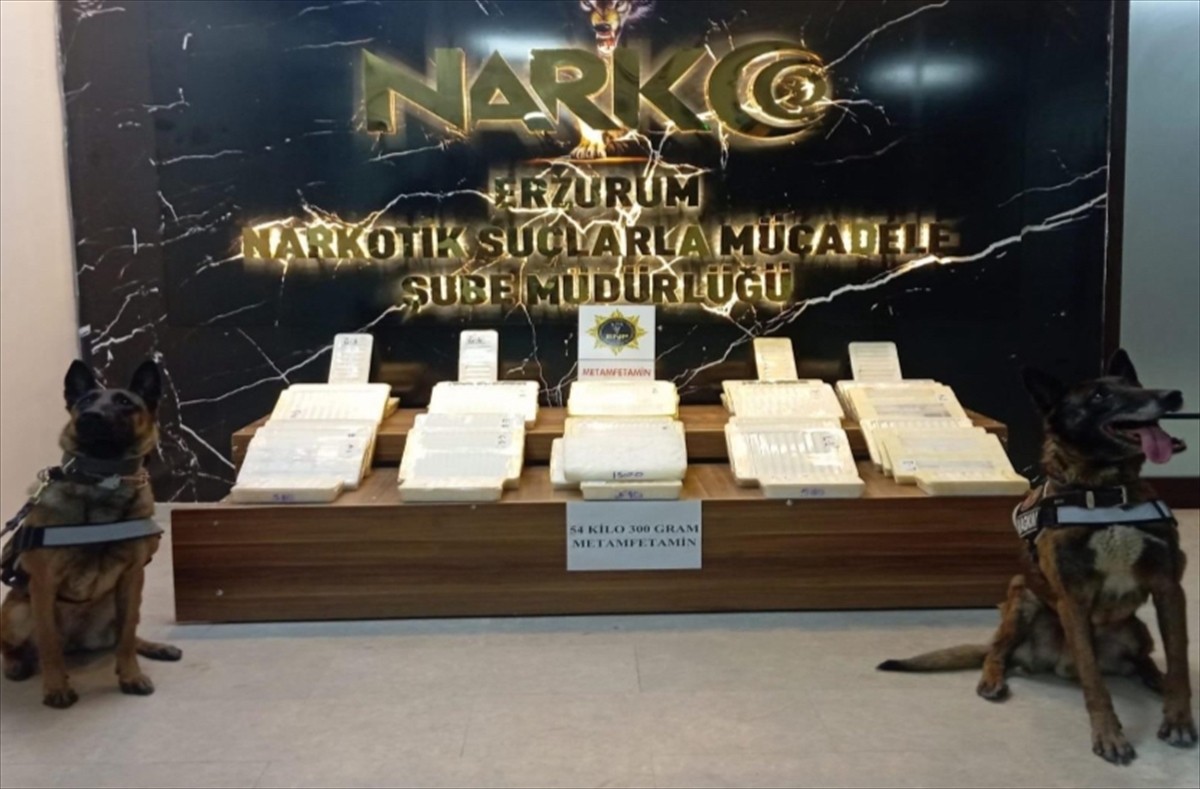 Erzurum'da "tekstil" yazılı paketlerde kıyafetlerin arasına gizlenmiş 54 kilo 300 gram sentetik...