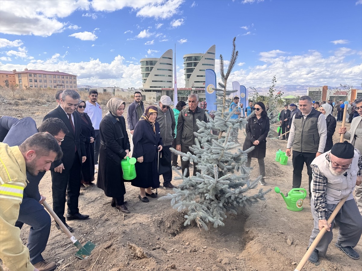 Erzurum'da sağlık çalışanları ve yaşlılar, fidanları toprakla buluşturdu. Erzurum Şehir...