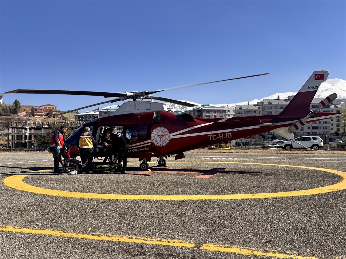 Erzurum'un Tekman içesinde doğum sancısı çeken kadın ile kalp krizi geçiren 77 yaşındaki hasta...