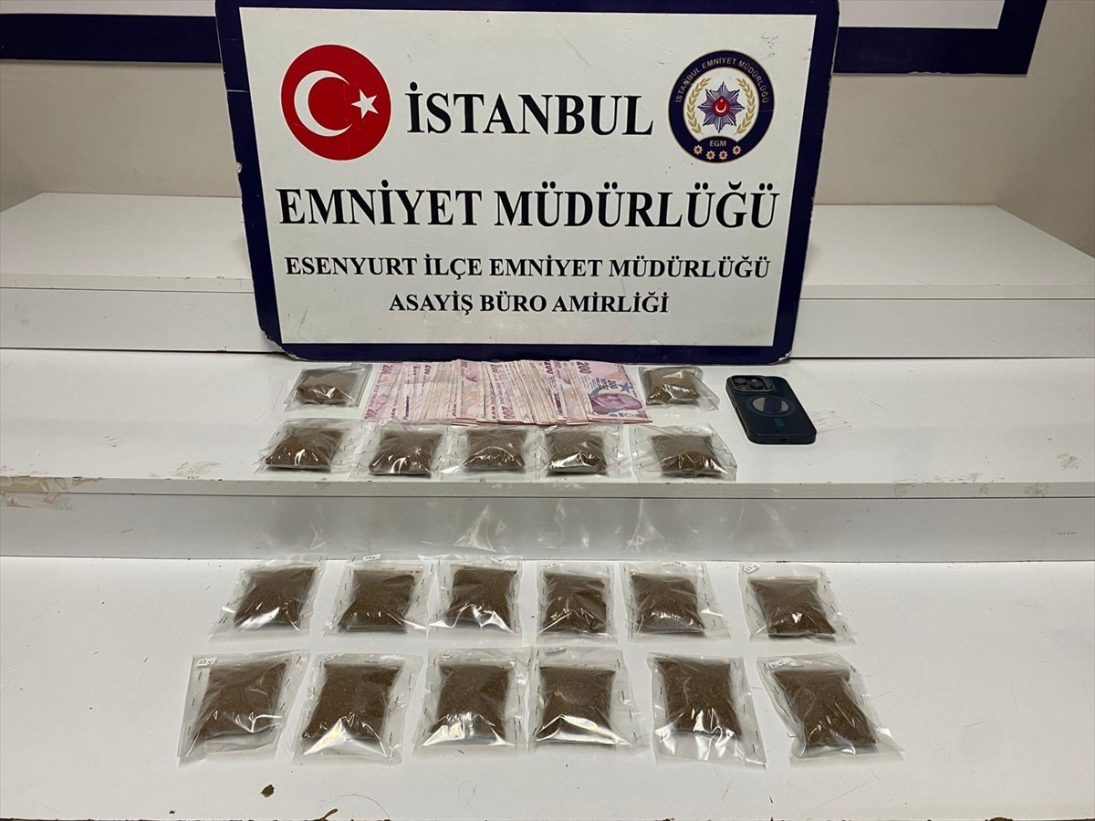 Esenyurt'ta, düzenlenen uyuşturucu operasyonunda gözaltına alınan 2 şüpheliden 1'i...
