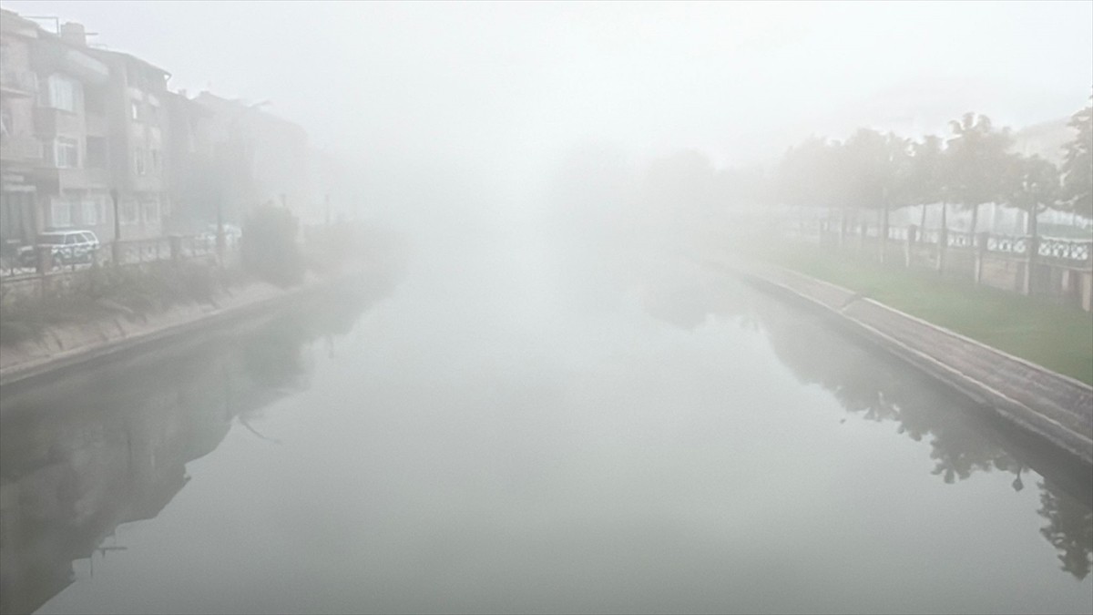 Eskişehir'de kent merkezinin bazı noktalarında yoğun sis etkili oldu. Görüş mesafesinin düşmesine...